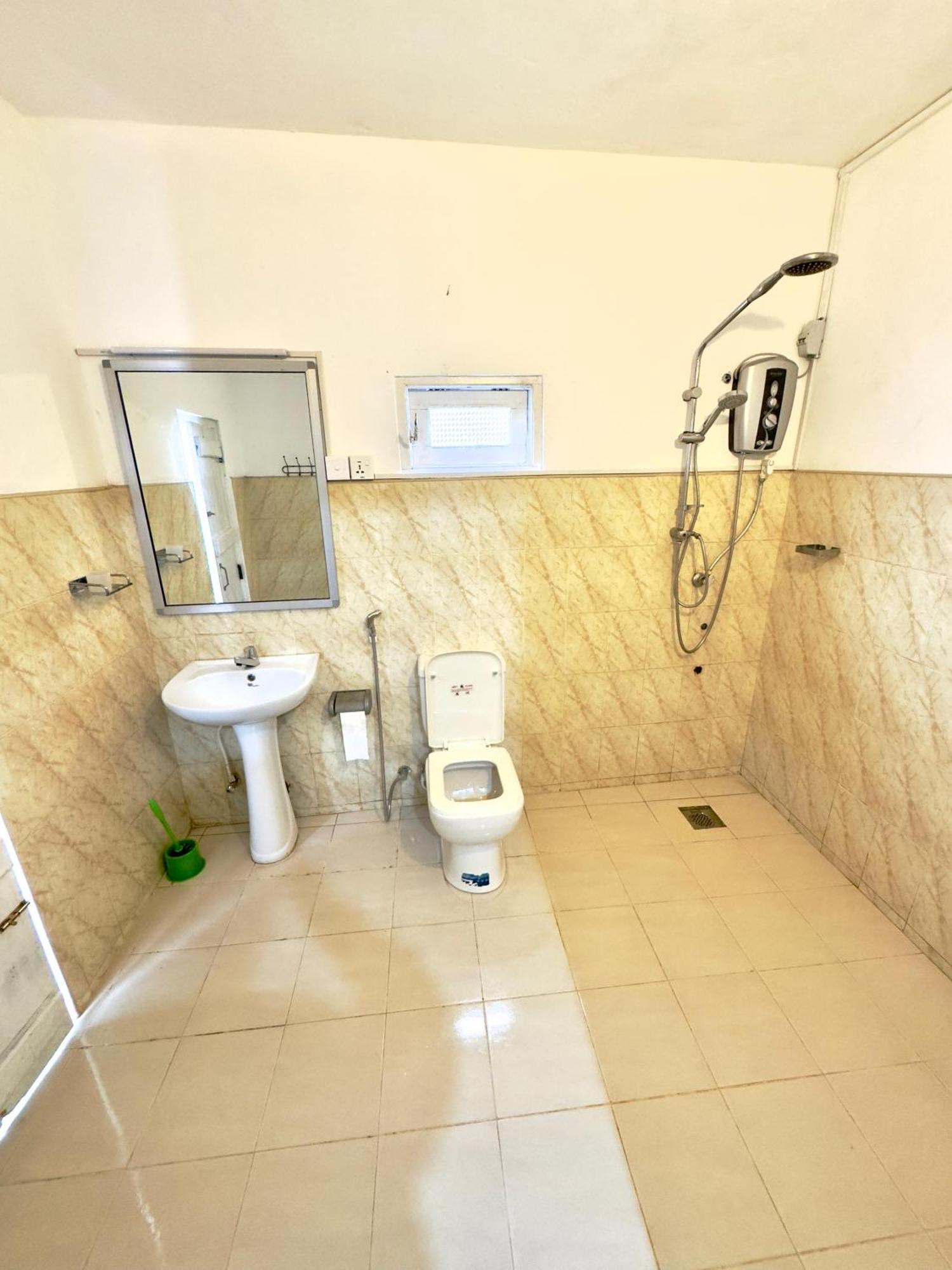 Traveler'S Haven Hostel At Colombo Intl Airport 卡图纳耶克 外观 照片