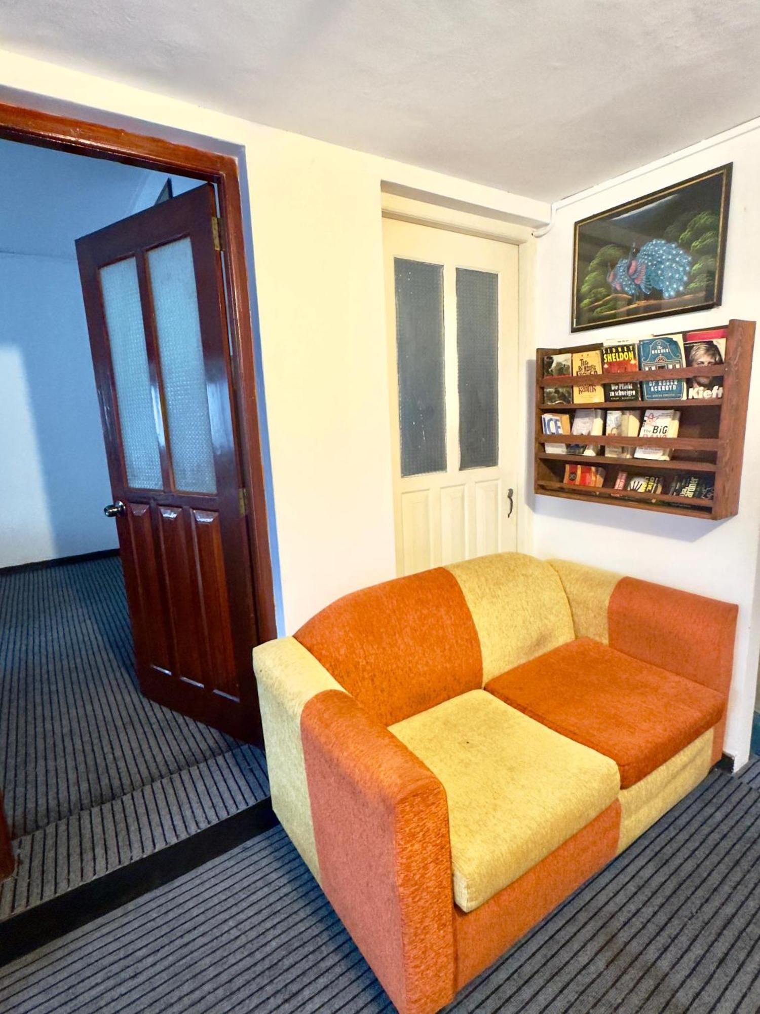 Traveler'S Haven Hostel At Colombo Intl Airport 卡图纳耶克 外观 照片